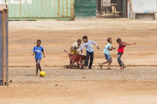 Jungs spielen im "Industriegebiet",, St. Maria, Sal, Caboverde #4135