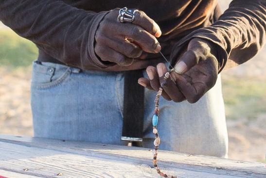 Imar stellt Muschelketten her, St. Maria, Sal, Caboverde #5040