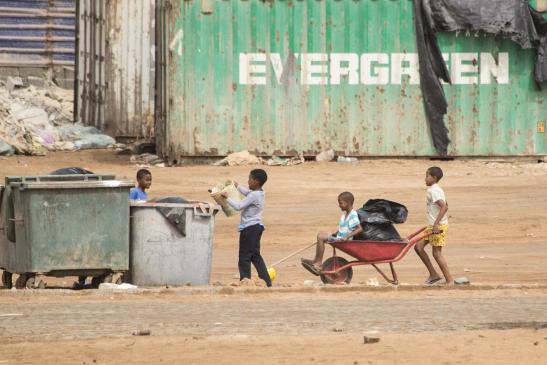 Jungs spielen im "Industriegebiet", St. Maria, Sal, Caboverde #4103
